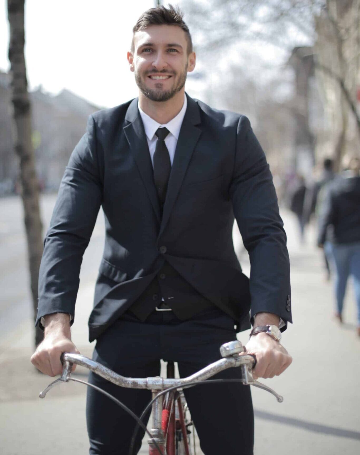vélo électrique pour homme en costard