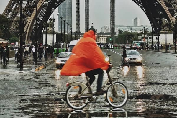 Pourquoi faut-il avoir une protection pluie vélo ?