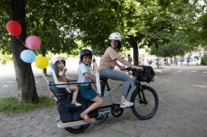 femme avec ses enfants sur le vélo cargo électrique ELOPS R500 ELEC