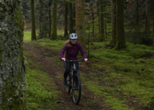 balade en forêt avec un VTT