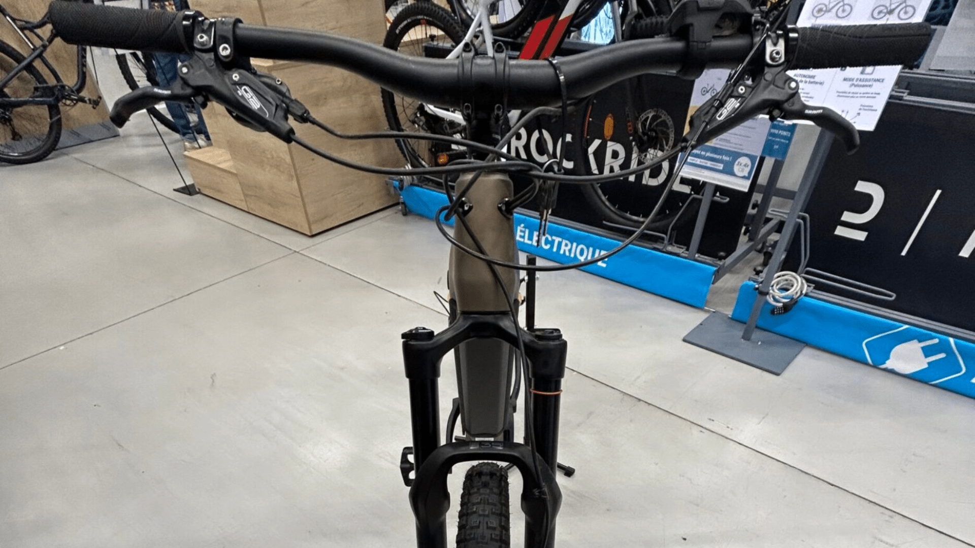 Cintre de 760 mm et potence aluminium du Stilus E-All Mountain avec pédales plates en résine