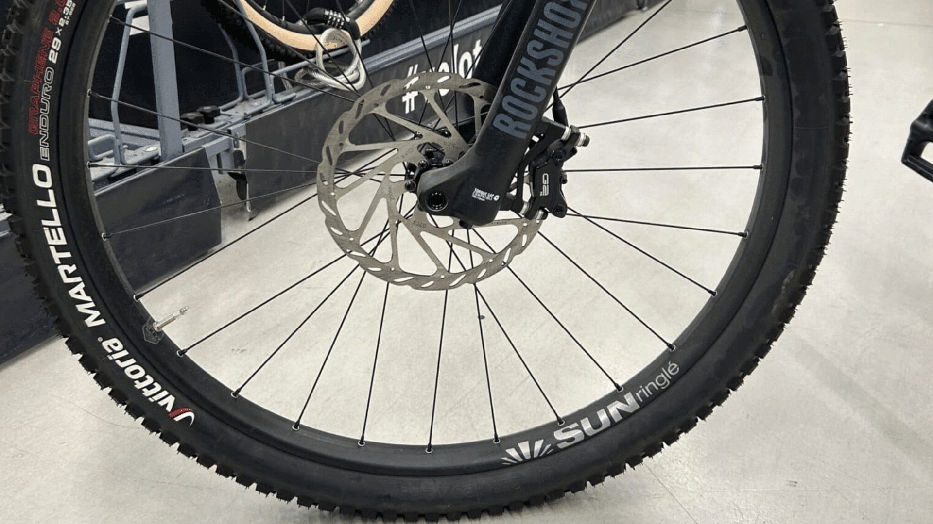 Freins hydrauliques SRAM G2 à quatre pistons montés sur le Stilus E-All Mountain