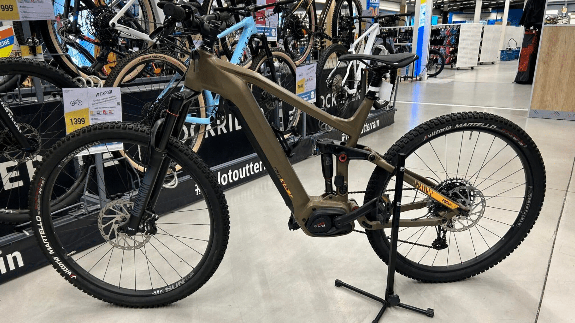 VTT électrique Stylus E All Mountain Decathlon avec cadre aluminium et batterie intégrée