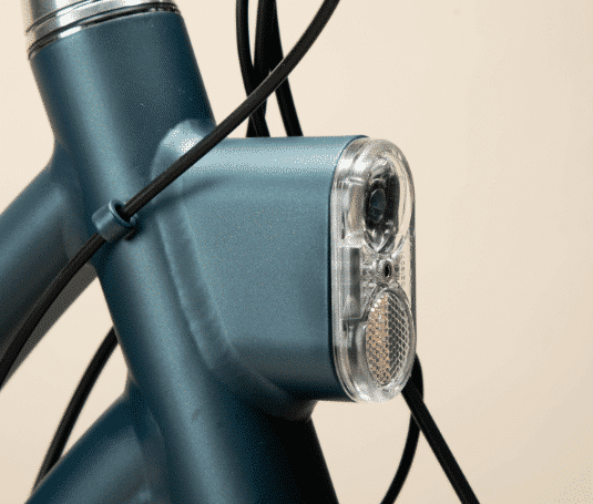 Eclairage avant d'un vélo électrique urbain Decathlon