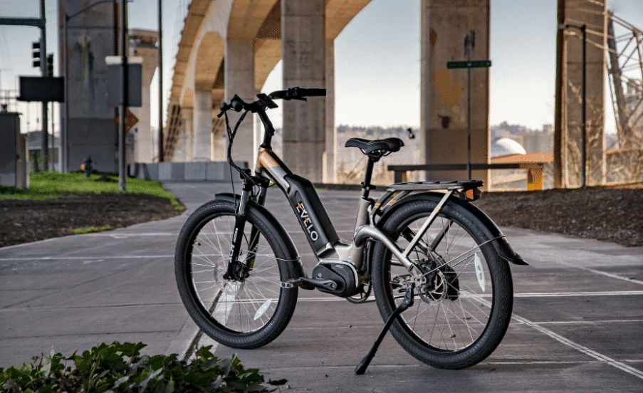 vélo électrique stationner sous un pont