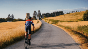 gravel bike électrique sur une route de campagne