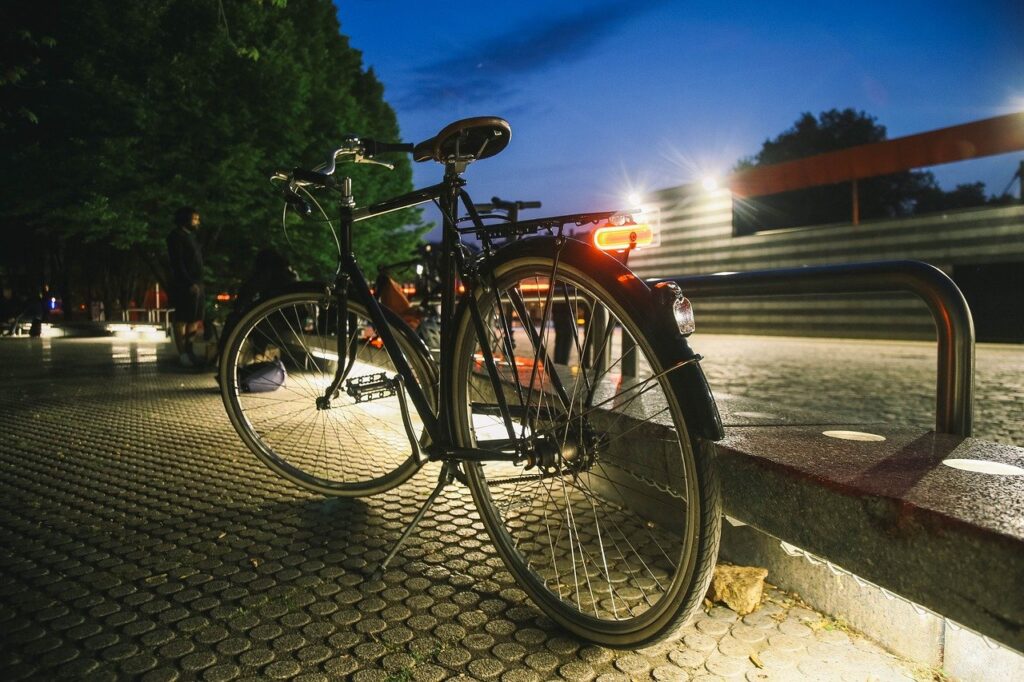 Vélo électrique dans les rues de Paris de nuit