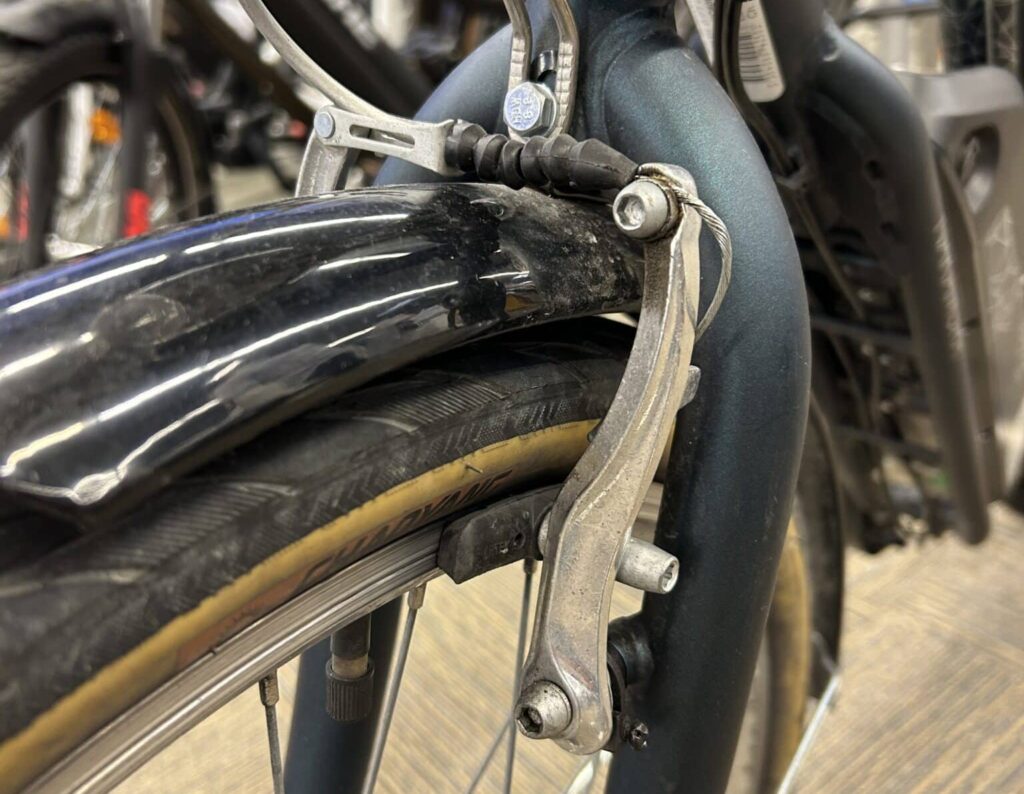 freins avant à patins V-brake en aluminium forgé du vélo E-City LTD
