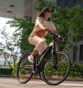 Femme sur le vélo électrique Elops LD 920 E cadre bas