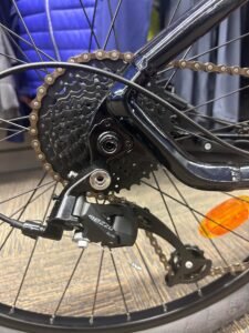 transmission Microshift Mezzo 1 × 9 vitesses du VTT Nakamura E-Summit LTD