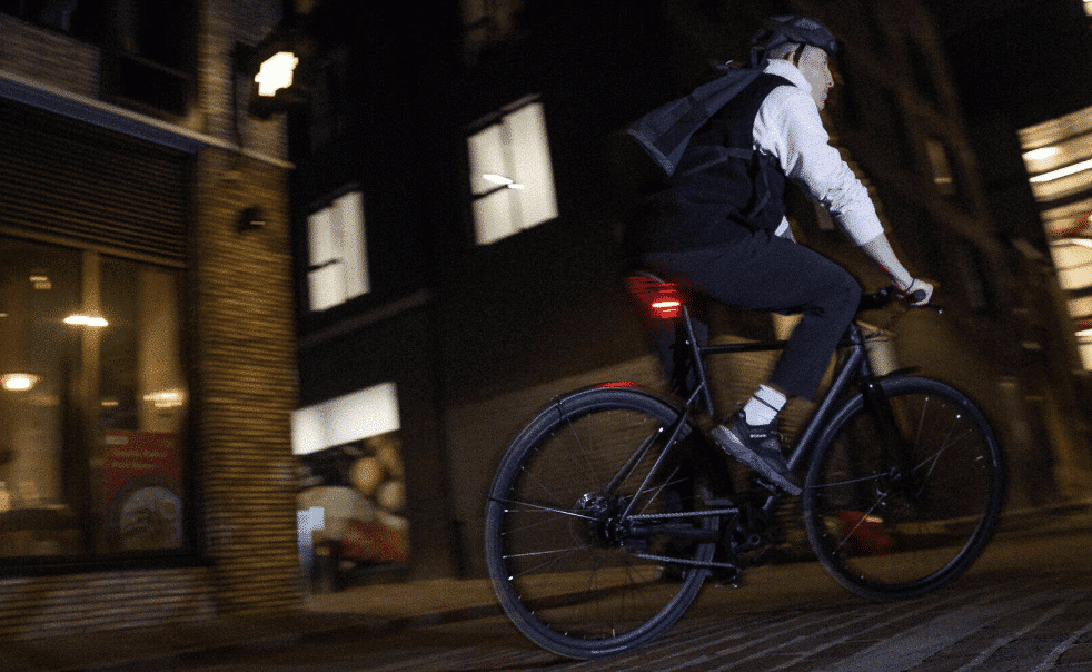 Homme avec le vélo Elops Speed 900E de nuit