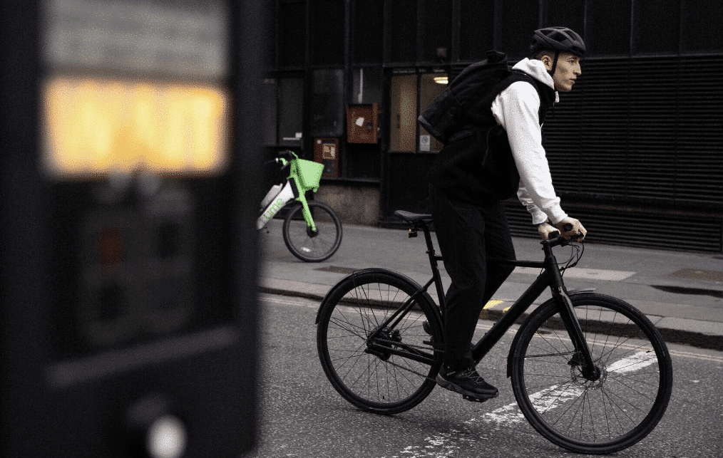 Homme qui fait du vélo en ville avec le Elops Speed 900E