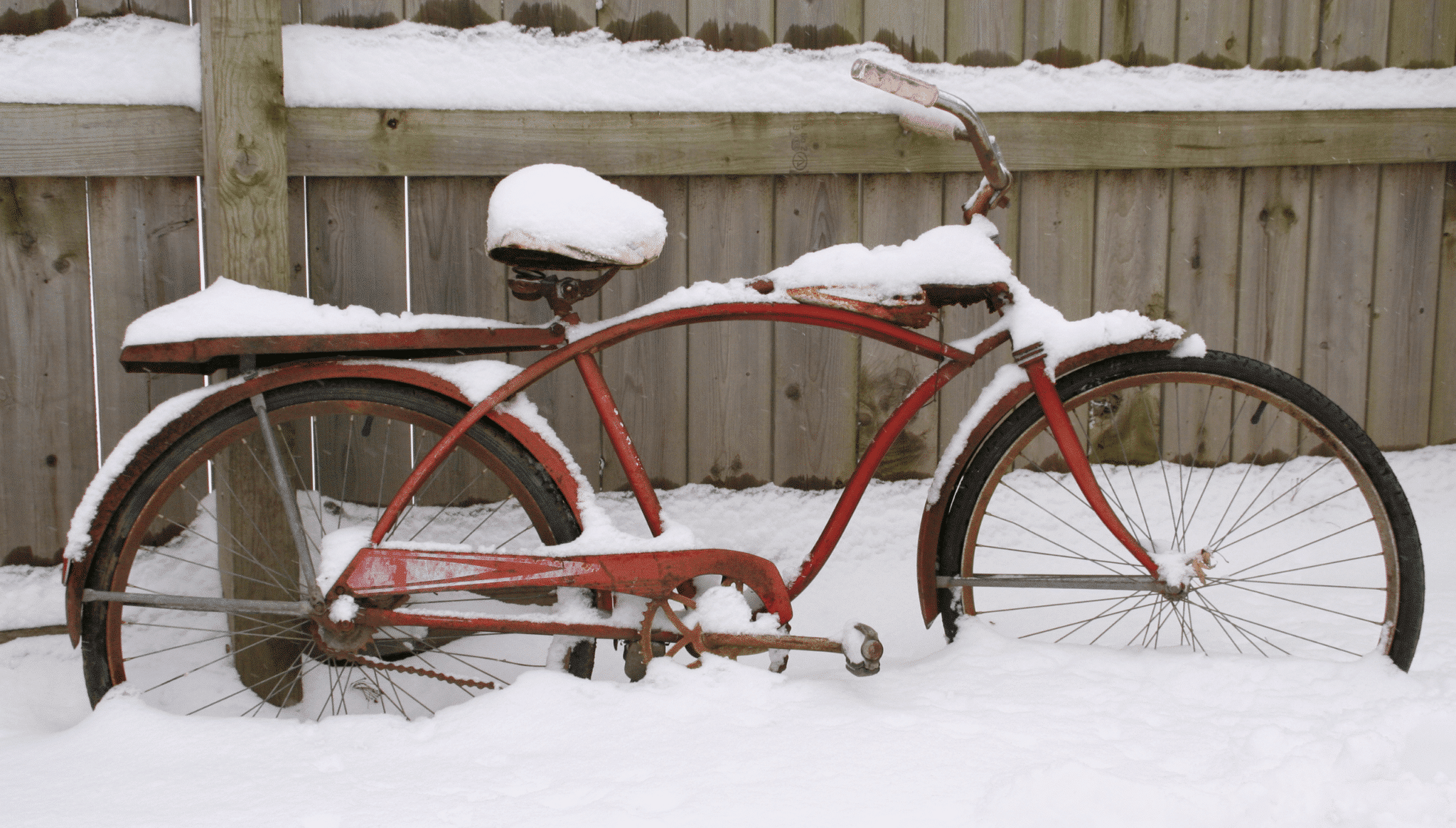 Vélo électrique rouge sous la neige