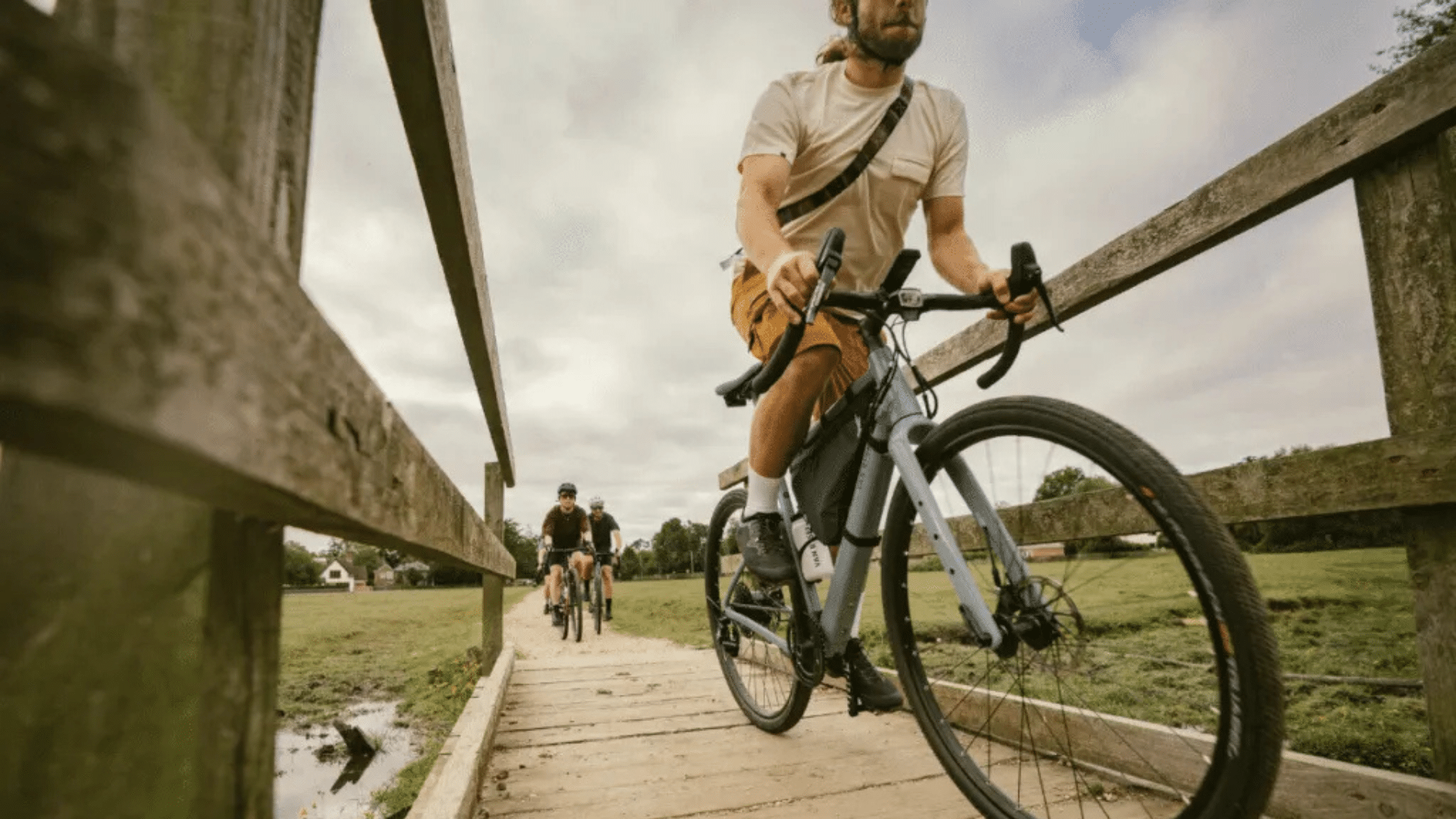 Homme sur le Van Rysel E-GRVL AF HD