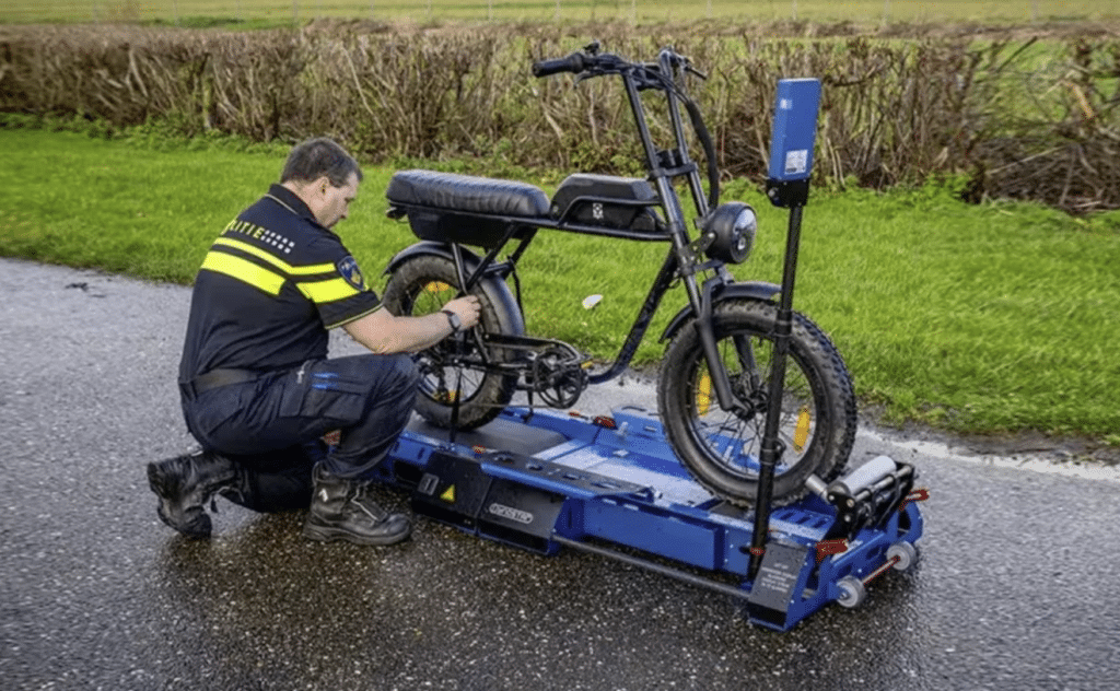 La nouvelle initiative de la police néerlandaise pour controler la puissance des vélos électriques
