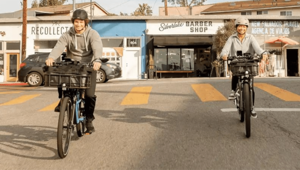 Couple en balade avec des vélos Rad Power Bikes