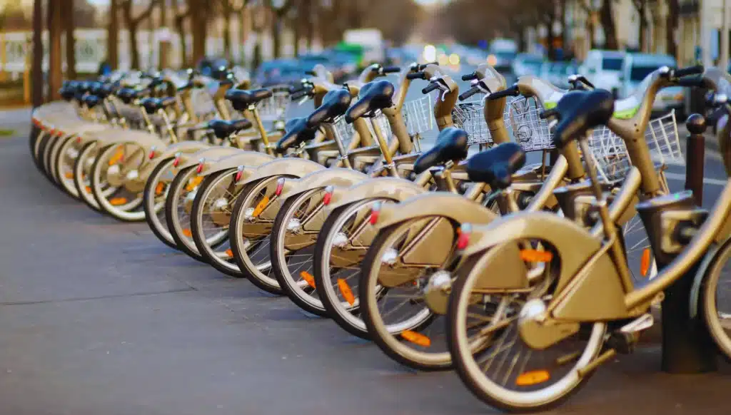 Le vélo dépasse la voiture à Paris, marquant un tournant dans les déplacements urbains