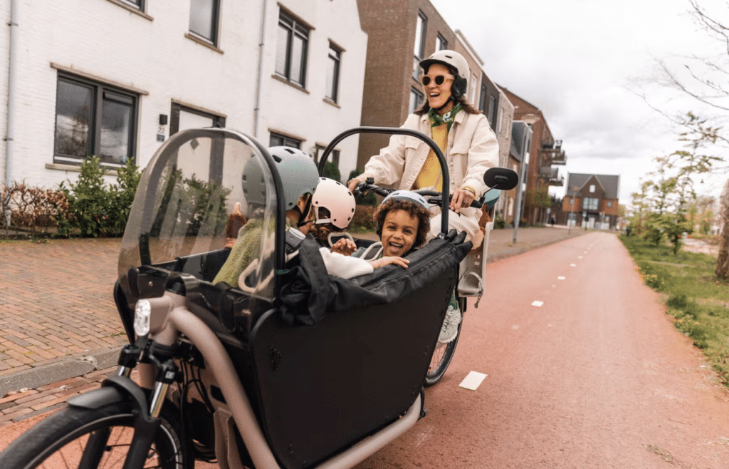 Nouveauté – Decathlon sort le Btwin F900E, un vélo cargo biporteur pour la famille