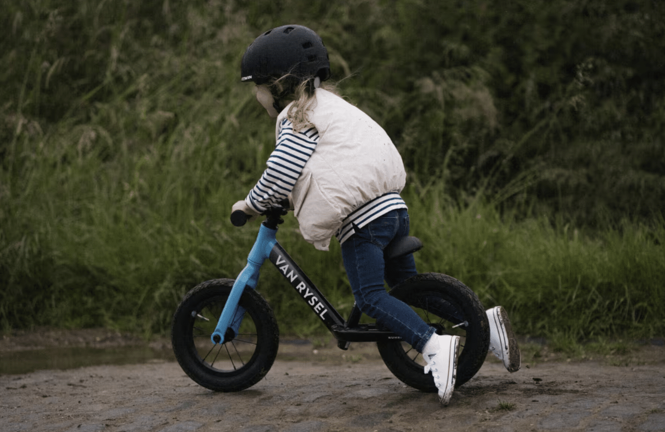 Enfant sur la draisienne  Van Rysel Runride Racing