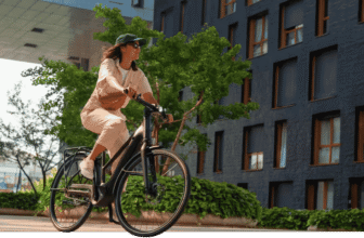 Femme roulant sur un vélo électrique en ville, illustration du guide d’achat 2025