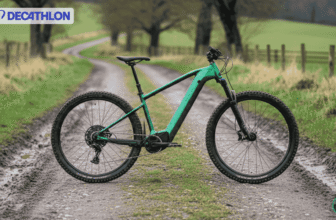 VTT électrique Rockrider E-EXPL 700 Decathlon vert bouteille sur chemin boueux en campagne