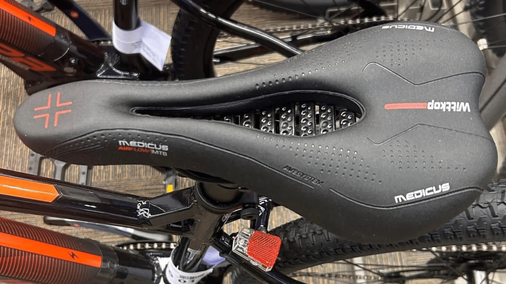 Selle du E-Summit LTD Nakamura Intersport