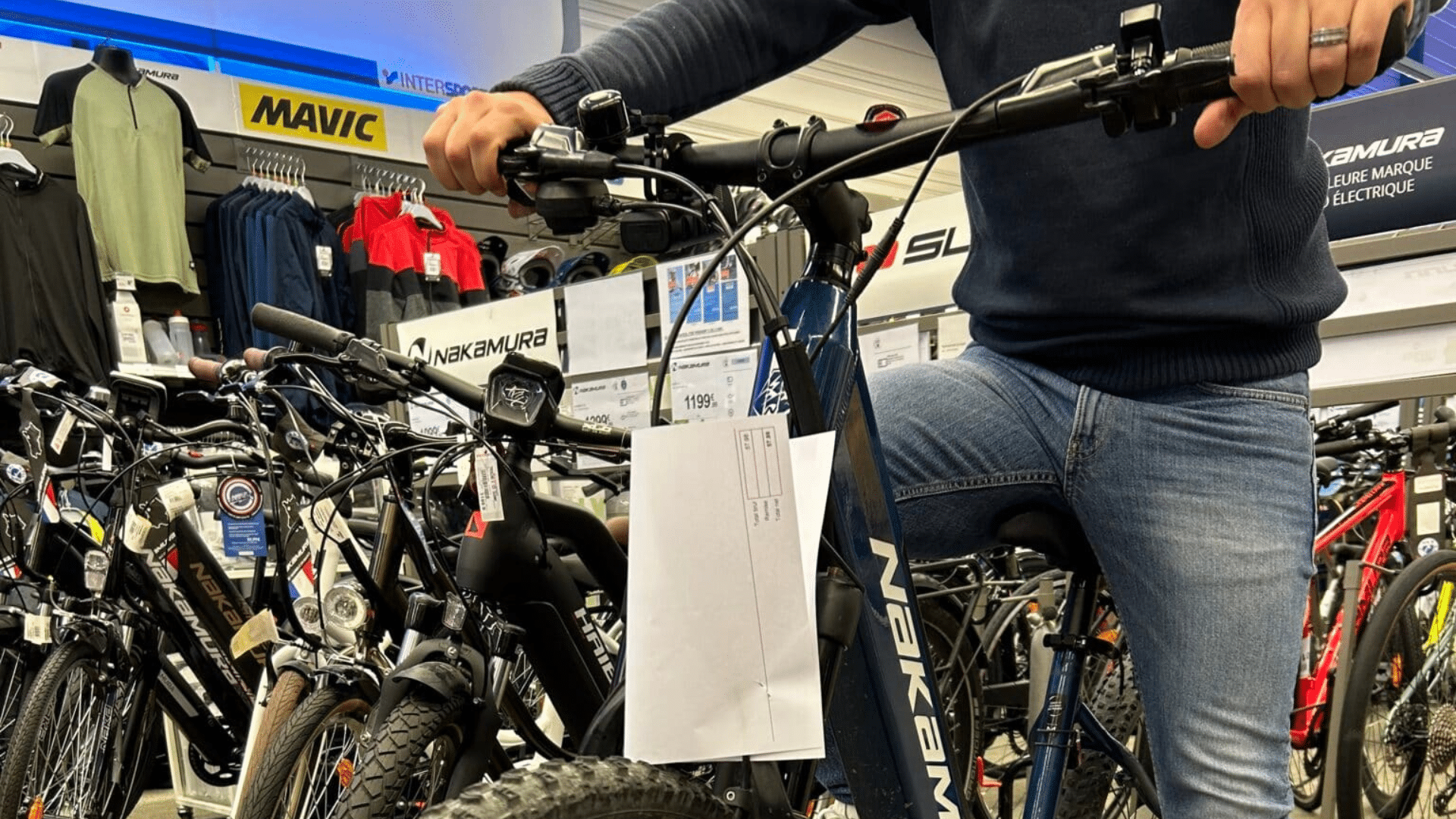 cycliste sur le nakamura e-summit 740 open pour illustrer le confort du vélo