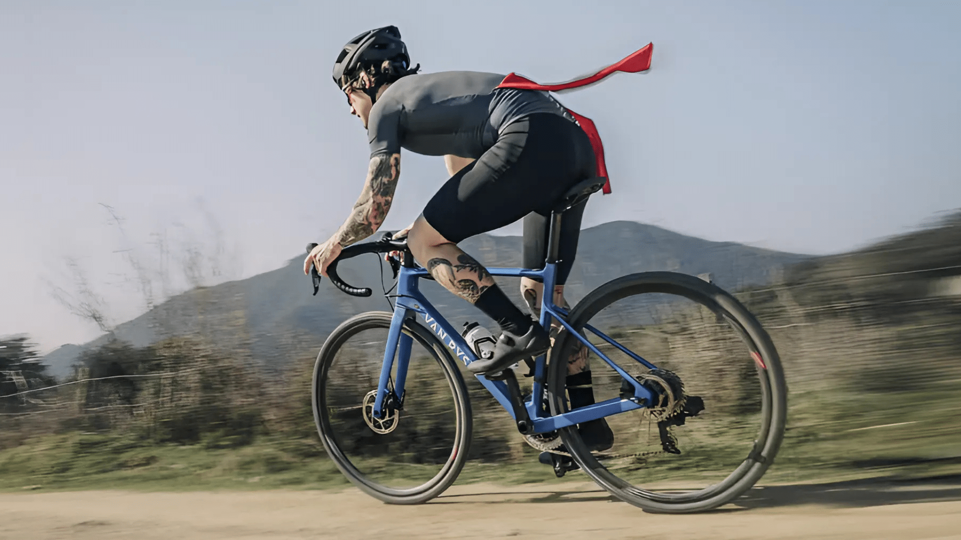 Homme qui fait du vélo sur le Van Rysel NCR CF