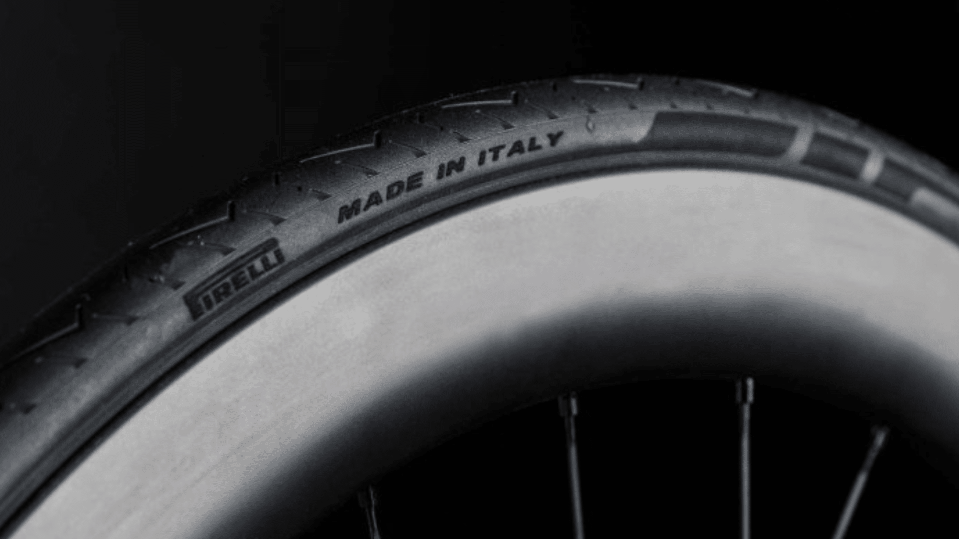 Le Pirelli Cinturato EVO TLR, inspiré de la moto, crée la catégorie "road enduro".