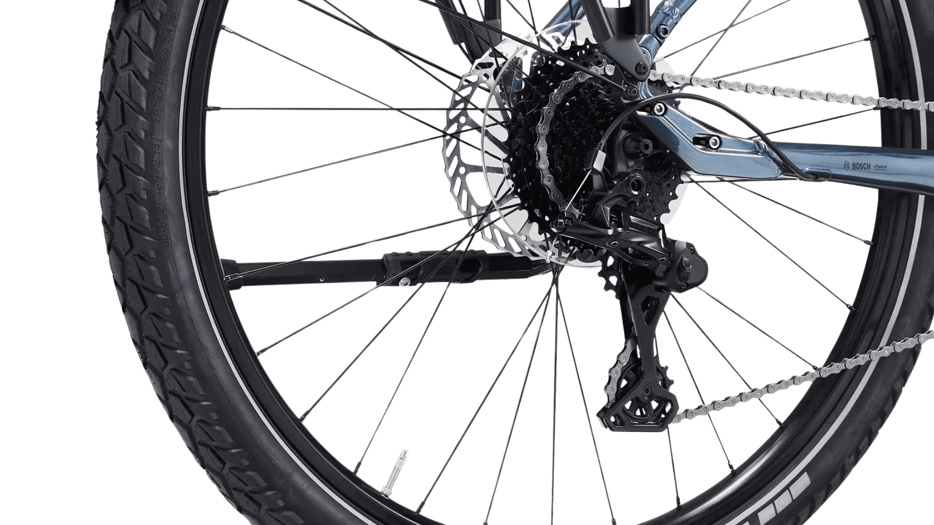 Détail de la transmission arrière Microshift du vélo électrique Stilus E-Touring Decathlon avec cassette et dérailleur