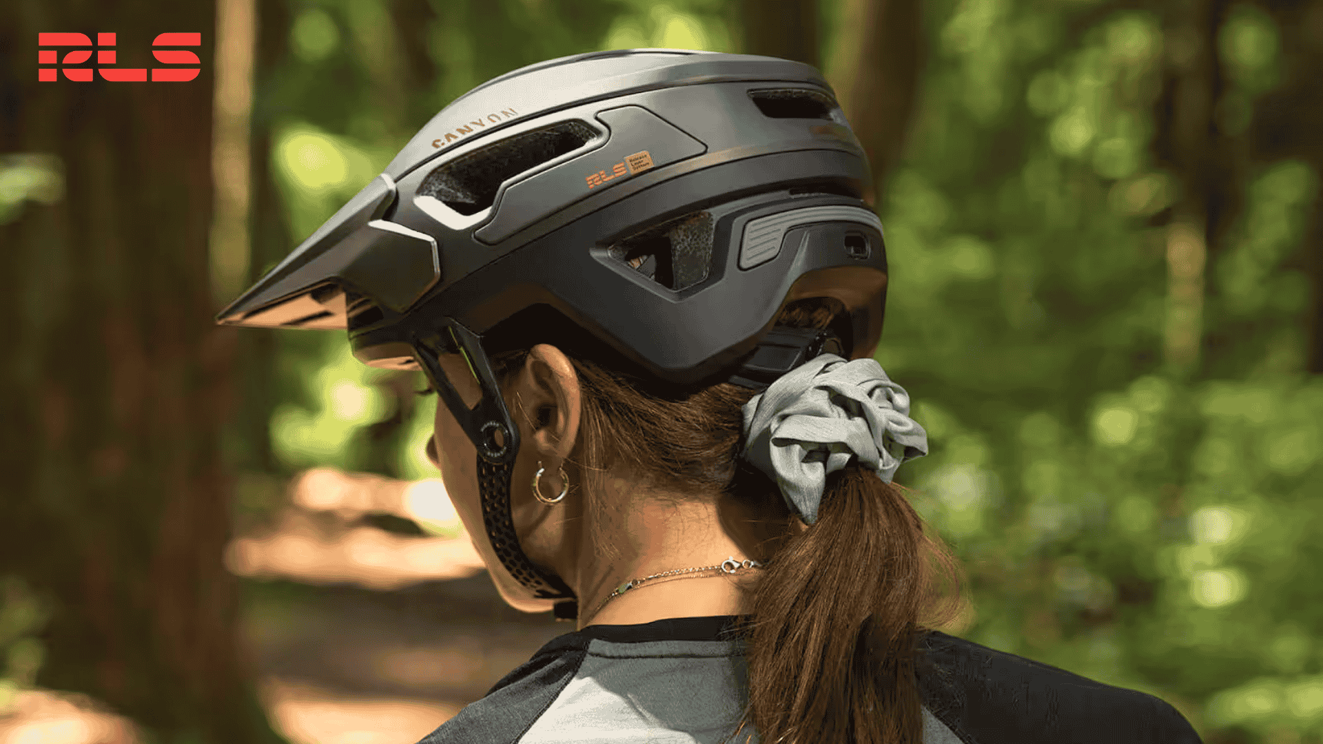 Casque avec Release Layer System porté par une femme