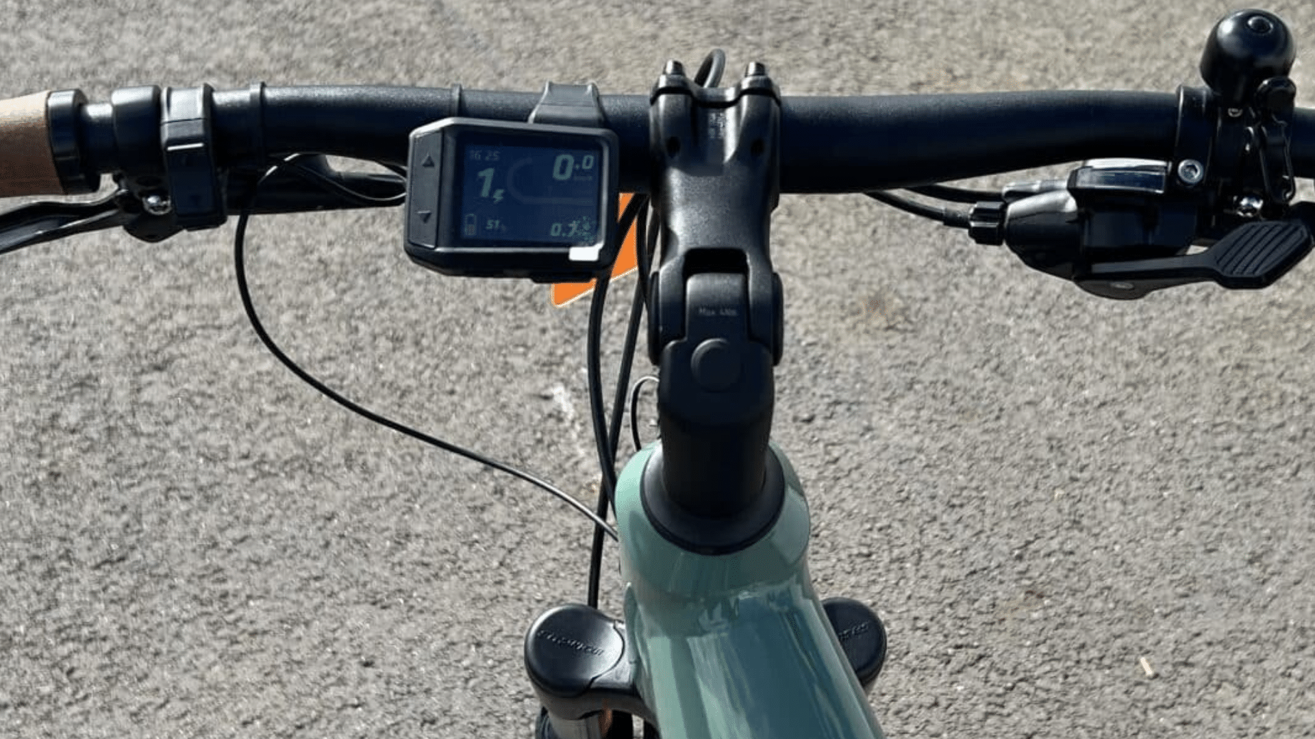 Cintre du Rockrider E-ACTV 500 avec poignées ergonomiques en caoutchouc et liège