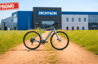 Gravel électrique Van Rysel E-GRVL AF HD posé sur un chemin, devant un magasin Decathlon, coloris bleu.