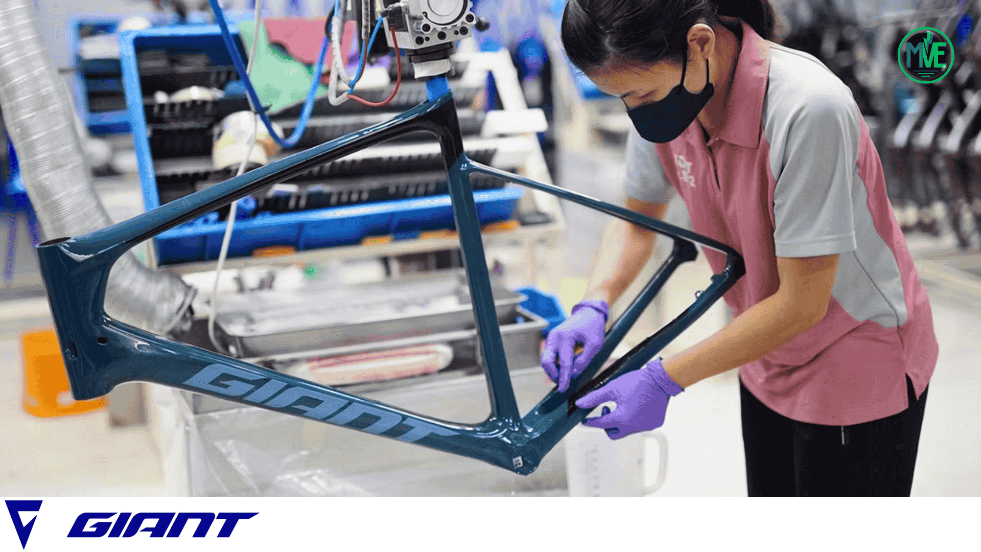 Usine Giant : opératrice réalisant la finition et le contrôle qualité d’un cadre de vélo