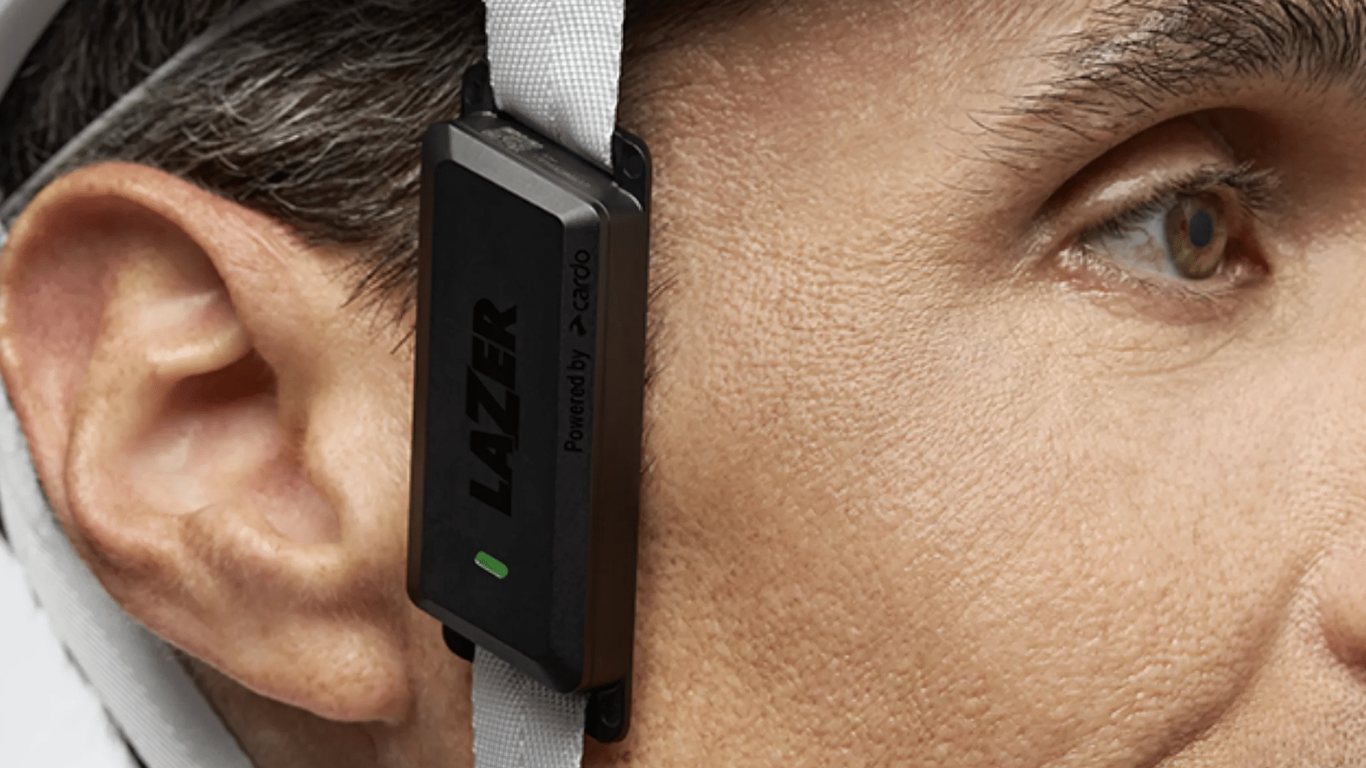 Cycliste utilisant le Lazer VeloVox, intercom et système audio fixé au casque, pour rouler connecté et communiquer en groupe.