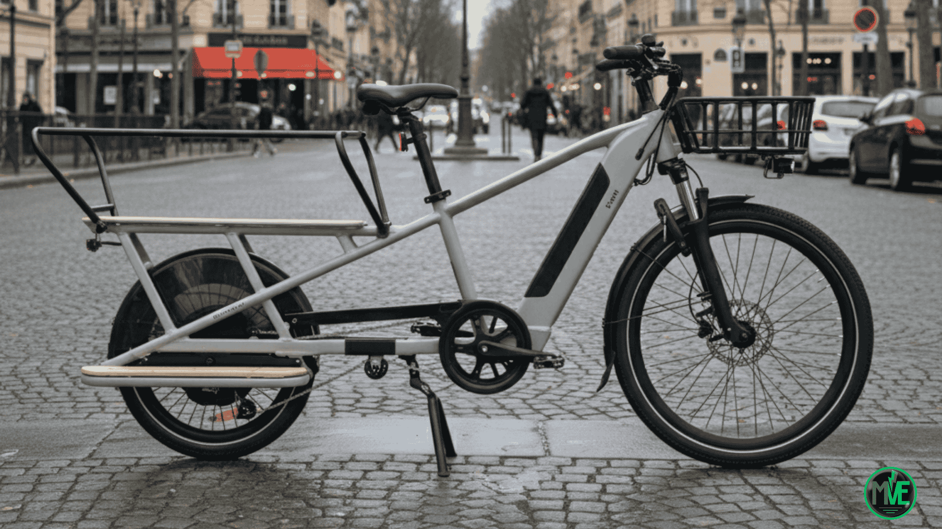Vélo cargo électrique longtail Decathlon R500E avec panier avant, à l’arrêt en ville