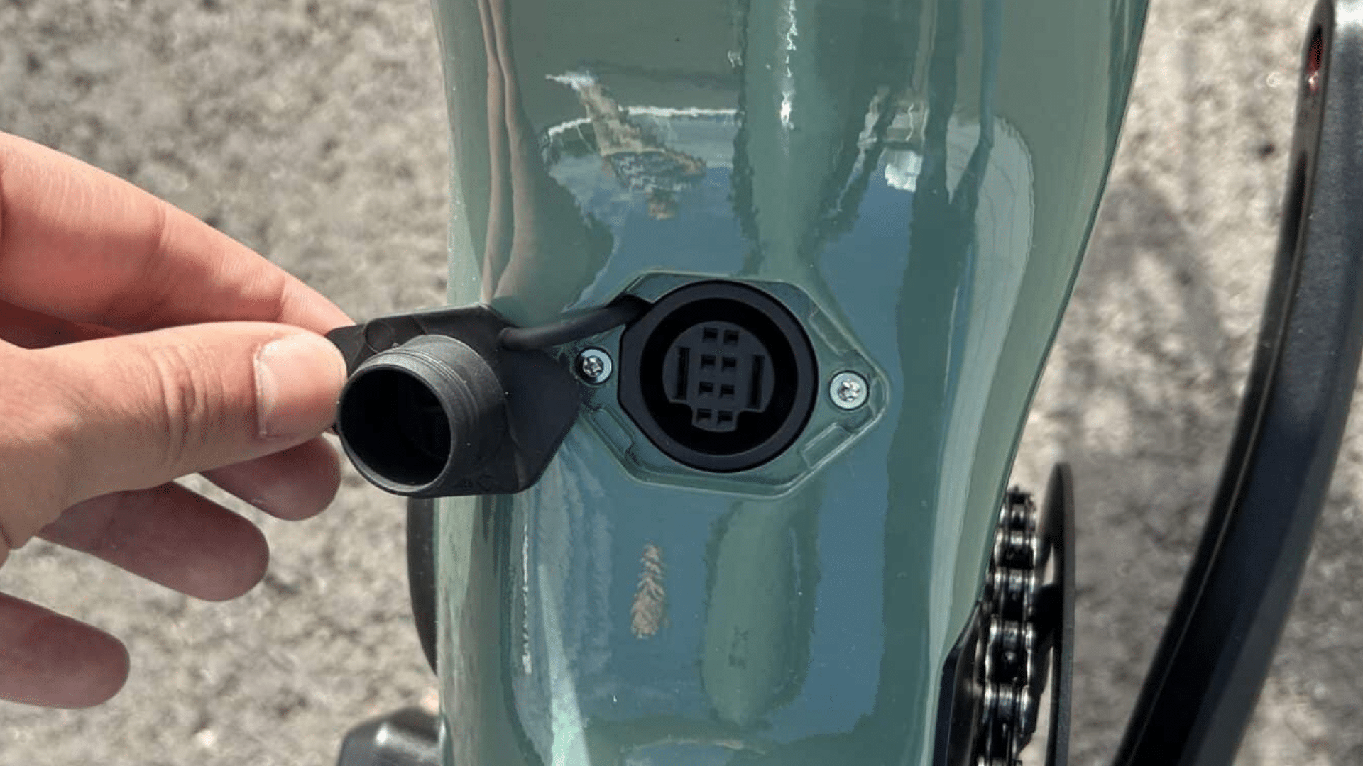 Recharge simple de la batterie amovible du Rockrider E ACTV 500