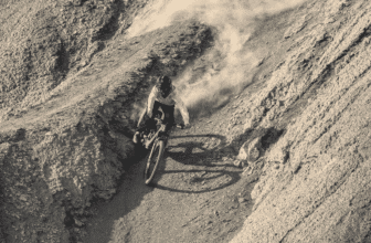 VTT électrique Santa Cruz Bullit 70 descendant une pente raide en terrain sec et technique