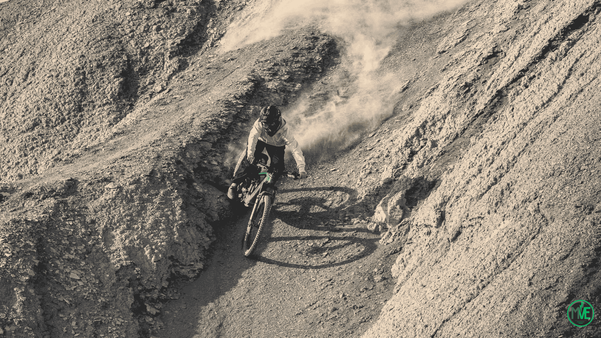 VTT électrique Santa Cruz Bullit 70 descendant une pente raide en terrain sec et technique