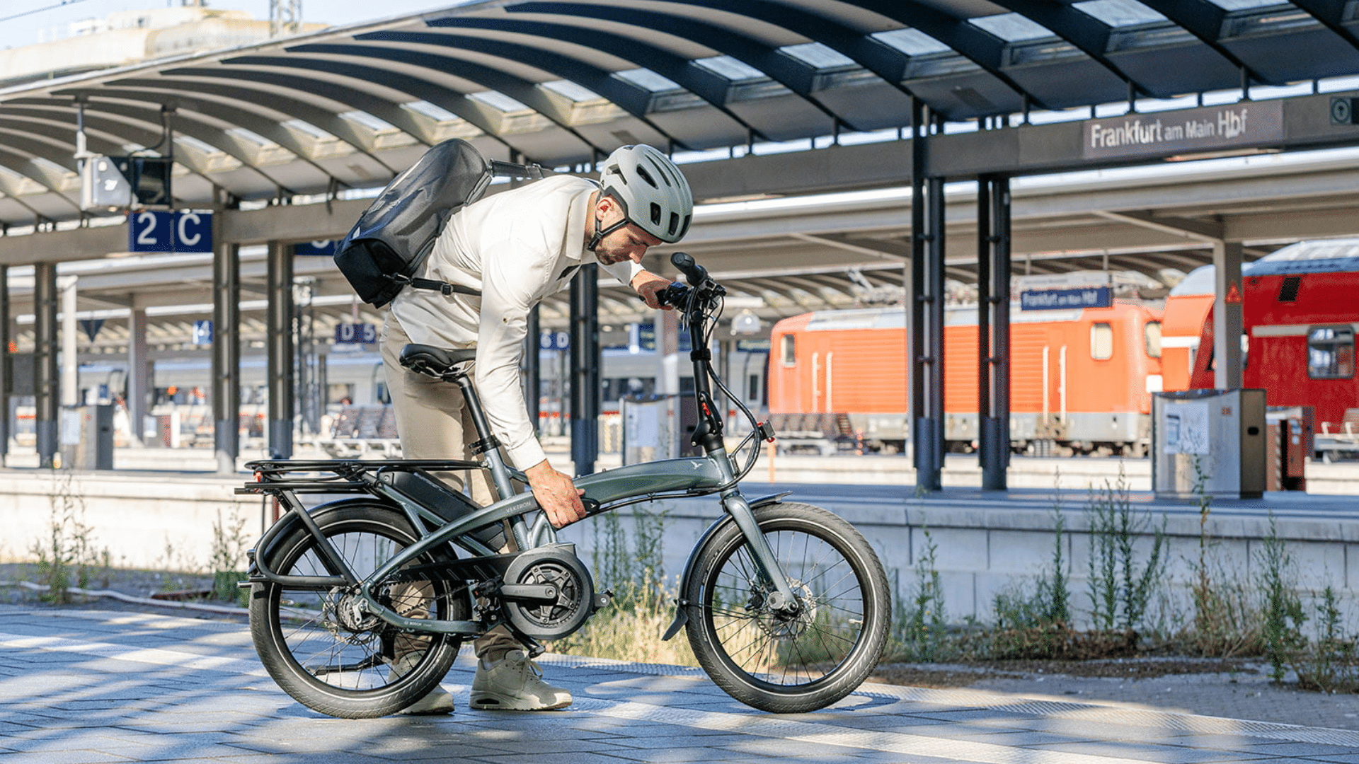 Vélo électrique pliant Tern Vektron 2025 avec moteur Bosch renforcé, Smart System et transmission par courroie Gates.