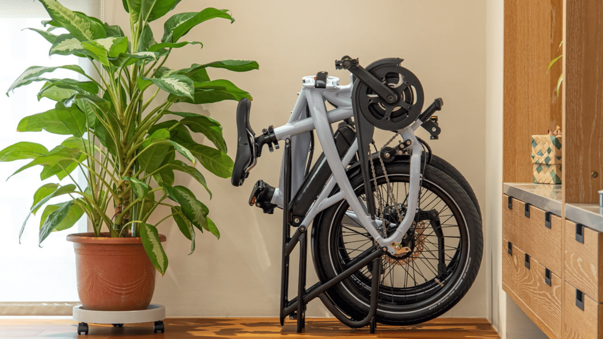 Tern Vektron plié en 10 secondes, compact, stable debout et transportable comme une valise.