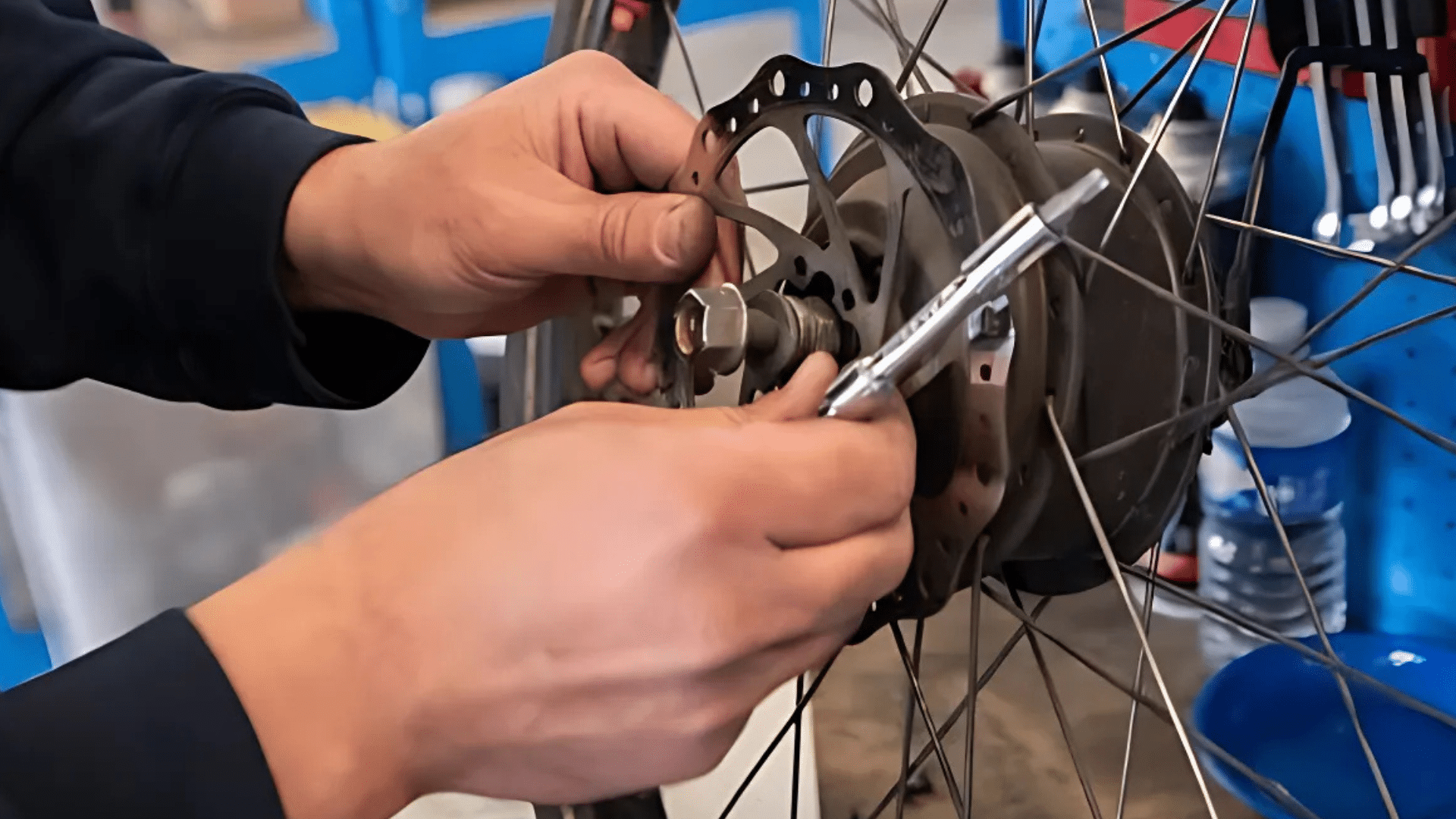 Processus de reconditionnement Loewi avec plus de 30 points de contrôle sur chaque vélo électrique en atelier en France.