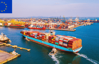 Navire porte-conteneurs dans un port européen, drapeau de l’UE visible : accord de libre-échange UE–Indonésie et impact sur vélos et e-bikes.