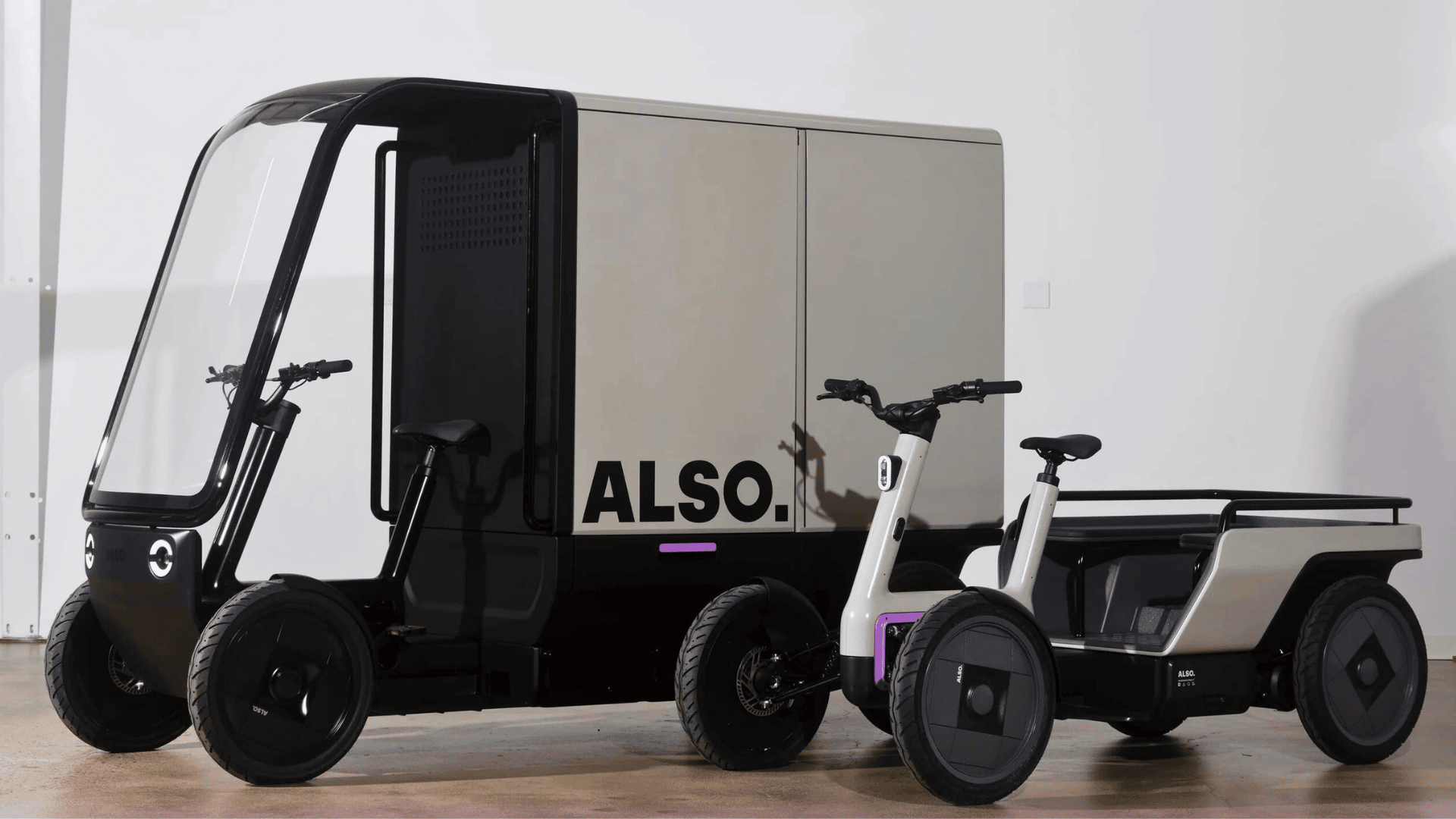 Quads cargo Also TM-Q de Rivian en studio, versions avec caisse fermée et plateau ouvert, roues larges.