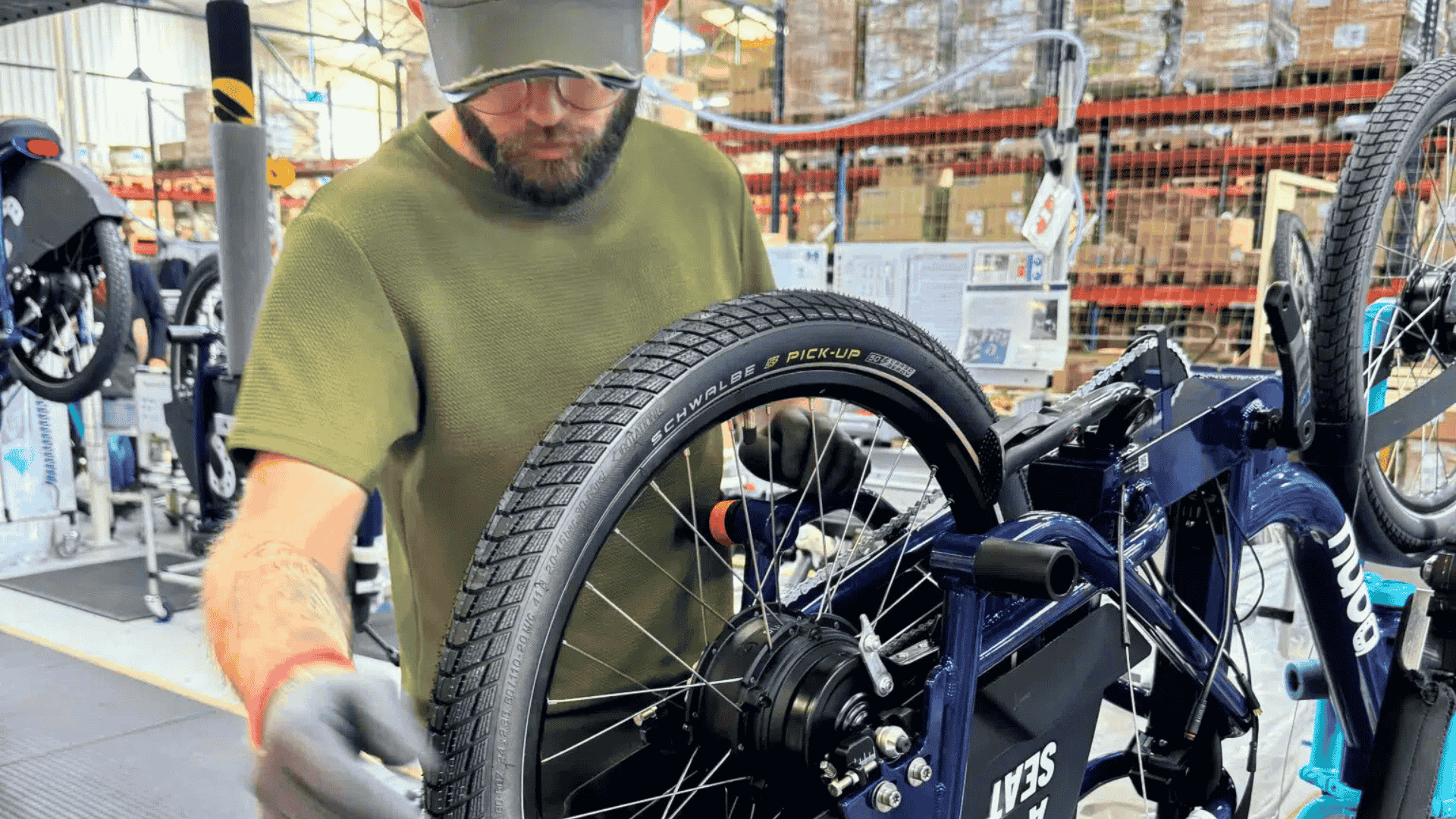 Technicien ajustant la roue arrière d’un vélo électrique Double Pony dans l’usine MFC à Machecoul