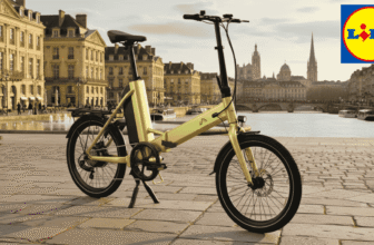 Vélo électrique pliant CRIVIT de Lidl posé sur une place urbaine au coucher du soleil, avec bâtiments historiques en arrière-plan