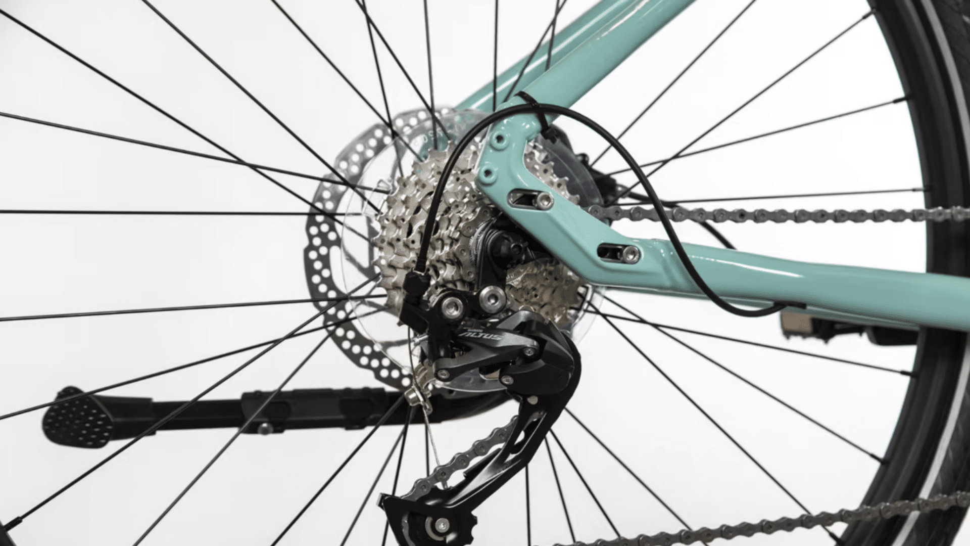 Transmission Shimano Altus 9 vitesses du Bicyklet Béatrice assurant fiabilité et fluidité de pédalage au quotidien