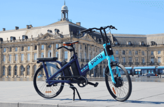 Vélo électrique Double Pony biplace de Pony stationné sur la Place de la Bourse à Bordeaux
