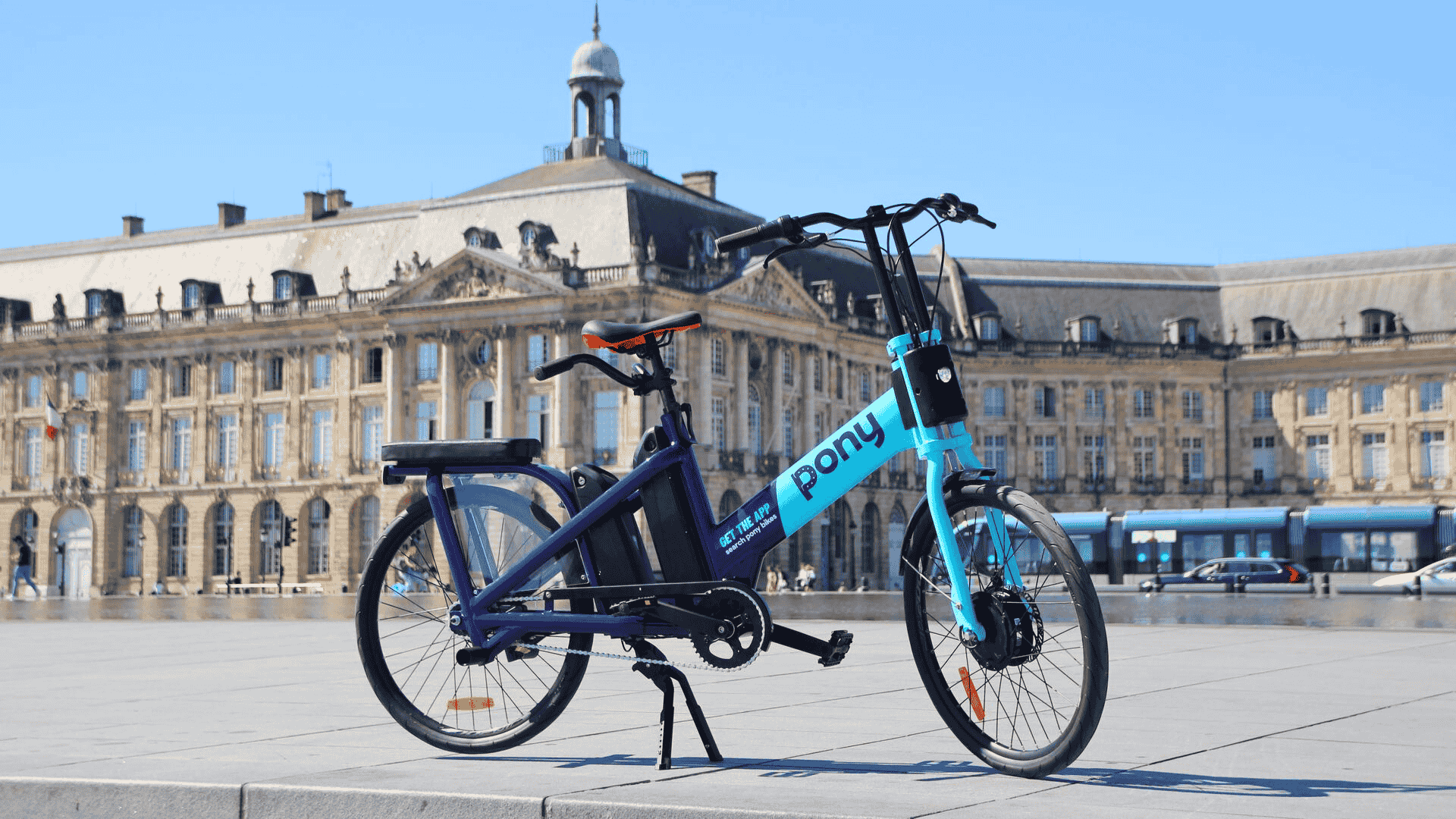 Vélo électrique Double Pony biplace de Pony stationné sur la Place de la Bourse à Bordeaux
