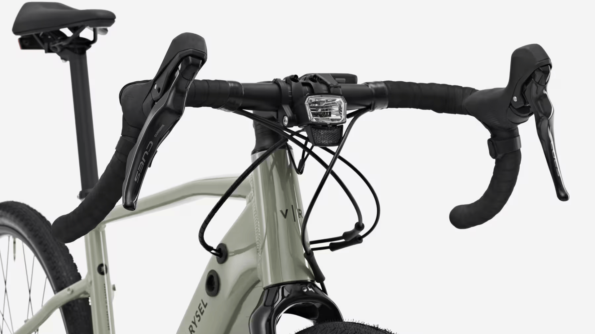 Vue de l’éclairage avant AXA du Van Rysel E-GRVL AF Discover alimenté par la batterie principale.